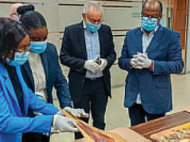Representantes da fam&iacute;lia de Albano Neves e Sousa visita Arquivo Nacional  - DR