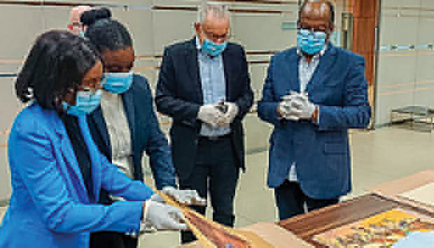 Representantes da fam&iacute;lia de Albano Neves e Sousa visita Arquivo Nacional 
