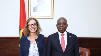 Embaixadora da Uni&atilde;o Europeia acreditada em Angola, Ros&aacute;rio Paes, apresentou cumprimentos de despedida ao ministro das Rela&ccedil;&otilde;es Exteriores, T&eacute;te Ant&oacute;nio