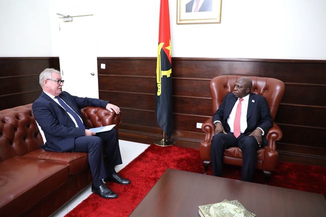 Ministro das Rela&ccedil;&otilde;es Exteriores, T&eacute;te Ant&oacute;nio, recebeu em audi&ecirc;ncia Stefan Traumann, embaixador da Alemanha acreditado em Angola
