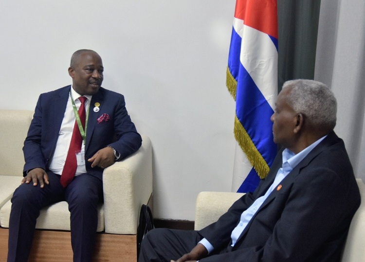Primeiro vice-presidente da Assembleia Nacional, Am&eacute;rico Cuononoca (Esq.), encontrou-se com Presidente da Assembleia Nacional de Cuba, Esteban Lazo