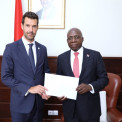Chefe da Delega&ccedil;&atilde;o Regional do Comit&eacute; Internacional da Cruz Vermelha (CICV) para a &Aacute;frica Austral, Jean-Nicolas Paquet-Rouleau, apresenta credenciais ao ministro das Rela&ccedil;&otilde;es Exteriores, T&eacute;te Ant&oacute;nio