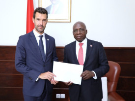 Chefe da Delega&ccedil;&atilde;o Regional do Comit&eacute; Internacional da Cruz Vermelha (CICV) para a &Aacute;frica Austral, Jean-Nicolas Paquet-Rouleau, apresenta credenciais ao ministro das Rela&ccedil;&otilde;es Exteriores, T&eacute;te Ant&oacute;nio - MIREX