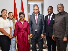 Embaixador de Angola no Gana, Rui Xavier (centro), recebe delega&ccedil;&atilde;o crist&atilde; - Cedida
