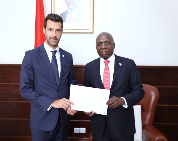Chefe da Delega&ccedil;&atilde;o Regional do Comit&eacute; Internacional da Cruz Vermelha (CICV) para a &Aacute;frica Austral, Jean-Nicolas Paquet-Rouleau, apresenta credenciais ao ministro das Rela&ccedil;&otilde;es Exteriores, T&eacute;te Ant&oacute;nio