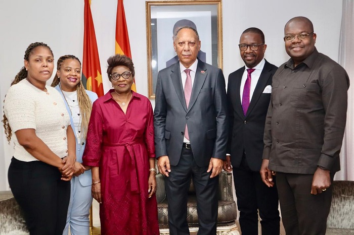 Embaixador de Angola no Gana, Rui Xavier (centro), recebe delega&ccedil;&atilde;o crist&atilde;