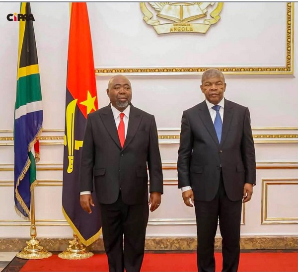 Presidente da Rep&uacute;blica, Jo&atilde;o Louren&ccedil;o, acreditou cinco novos embaixadores, entre os quais Thembelani Nxesi, da &Aacute;frica do Sul