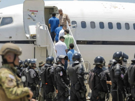 Deportados pelos Estados Unidos denunciam viol&ecirc;ncia policial na Guin&eacute; Equatorial - DR