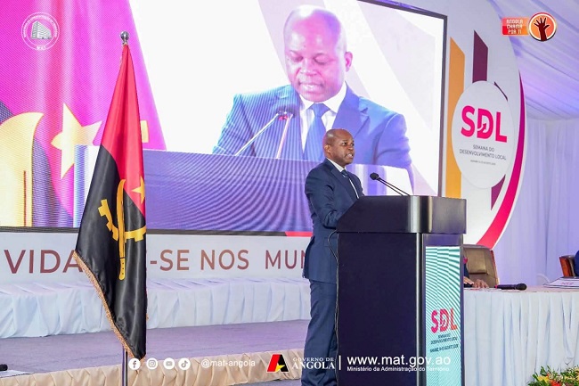 Ministro da Administra&ccedil;&atilde;o do Territ&oacute;rio, Daniel F&eacute;lix Neto, discursa, no Namibe, na abertura do F&oacute;rum dos Munic&iacute;pios e Cidades de Angola