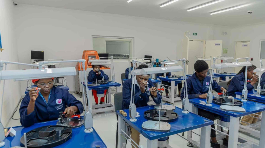 F&aacute;brica de lapida&ccedil;&atilde;o de diamantes em Saurimo, Lunda-Sul 