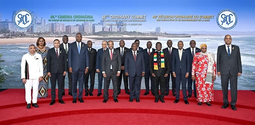 Ministro das Rela&ccedil;&otilde;es Exteriores, T&eacute;te Ant&oacute;nio (3&ordm; na 2&ordf; fila), representou o Presidente da Rep&uacute;blica, Jo&atilde;o Louren&ccedil;o, na 46&ordf; Cimeira Ordin&aacute;ria dos Chefes de Estado e de Governo da SADC