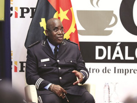 Comiss&aacute;rio-chefe Orlando Paulo Bernardo, segundo comandante &ndash;geral da Pol&iacute;cia Nacional - Edi&ccedil;&otilde;es Novembro