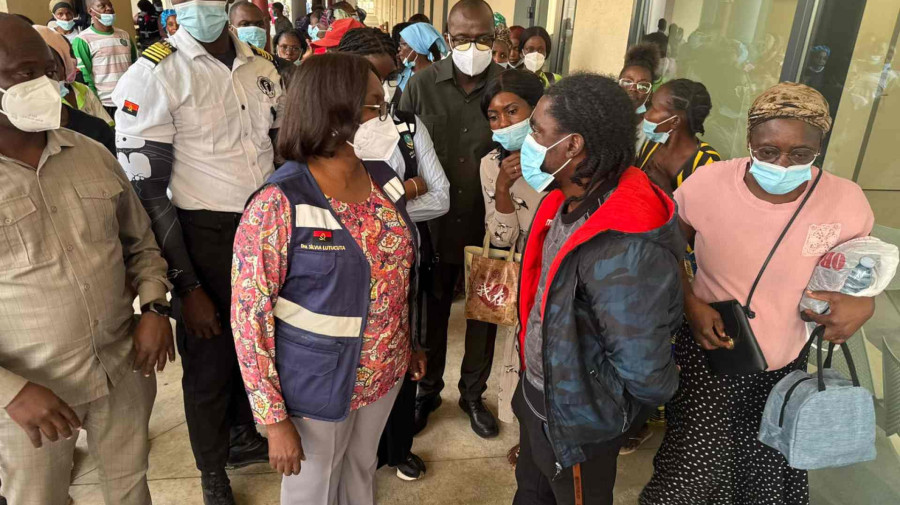 Ministra da Sa&uacute;de visita unidade hospitalar 