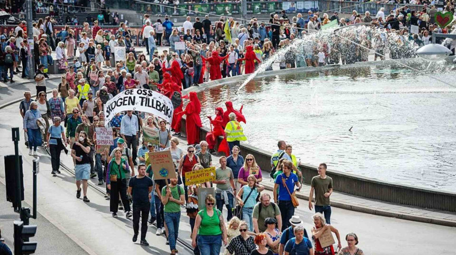 Milhares manifestam-se na Su&eacute;cia contra altera&ccedil;&otilde;es clim&aacute;ticas
