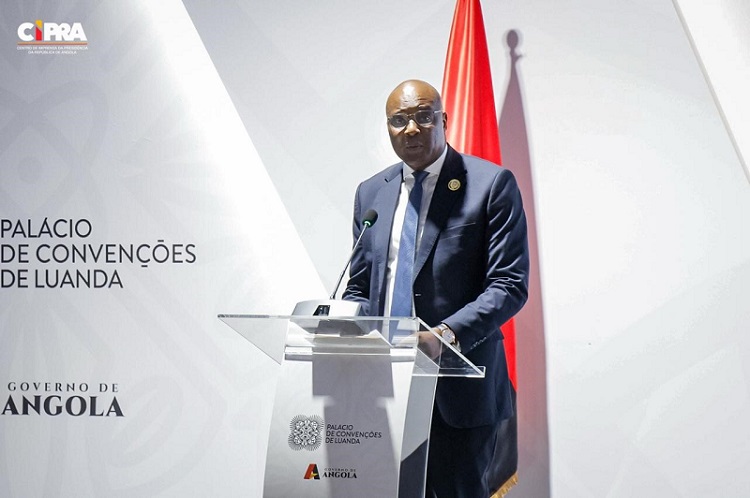 Ministro das Obras P&uacute;blicas, Urbanismo e Habita&ccedil;&atilde;o, Carlos dos Santos, na inaugura&ccedil;&atilde;o do Pal&aacute;cio de Conven&ccedil;&otilde;es de Luanda
