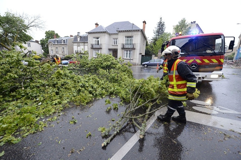 Tornado provoca dezenas de feridos no sul de Fran&ccedil;a