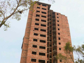 Edif&iacute;cio inacabado em Luanda  - DR