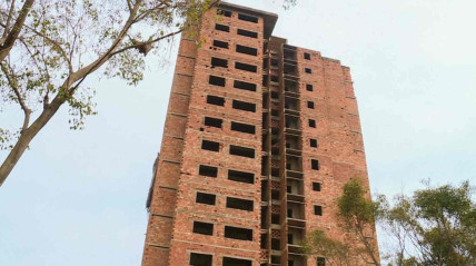 Pr&eacute;dio inacabado em Luanda 