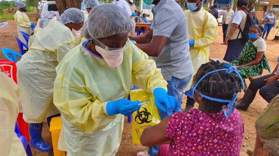 Rep&uacute;blica Democr&aacute;tica do Congo lan&ccedil;a vacina&ccedil;&atilde;o contra o &Eacute;bola
