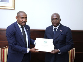 Ministro dos Neg&oacute;cios Estrangeiros da Uni&atilde;o das Comores, Mbae Mohamed, entrega mensagem dirigida ao Presidente Jo&atilde;o Louren&ccedil;o, ao seu hom&oacute;logo T&eacute;te Ant&oacute;nio - MIREX