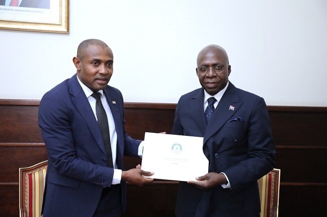 Ministro dos Neg&oacute;cios Estrangeiros da Uni&atilde;o das Comores, Mbae Mohamed, entrega mensagem dirigida ao Presidente Jo&atilde;o Louren&ccedil;o, ao seu hom&oacute;logo T&eacute;te Ant&oacute;nio