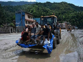 Nepal contabiliza 903 mortos nas cheias enquanto prosseguem buscas - DR