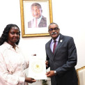 Enviada especial do Sud&atilde;o do Sul, Adut Salva Kiir Mayardit, entrega mensagem dirigida ao Presidente da Rep&uacute;blica, Jo&atilde;o Louren&ccedil;o
