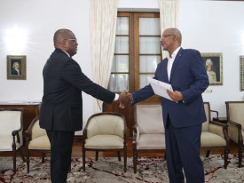 Chefe de Estado das Seychelles, Mathew Patrick Herminie (dir.), recebeu as Cartas Credenciais do embaixador n&atilde;o residente de Angola, Domingos Silva Coelho - MIREX