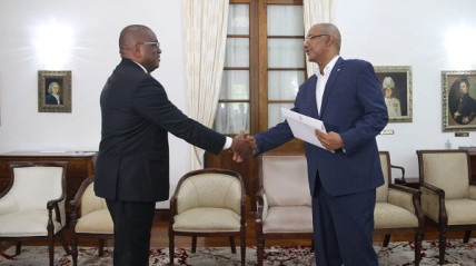 Chefe de Estado das Seychelles, Mathew Patrick Herminie (dir.), recebeu as Cartas Credenciais do embaixador n&atilde;o residente de Angola, Domingos Silva Coelho