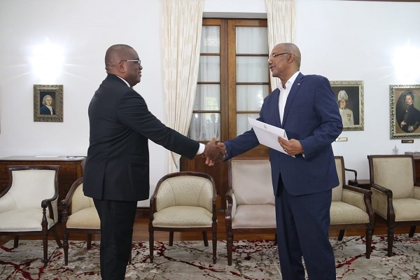 Chefe de Estado das Seychelles, Mathew Patrick Herminie (dir.), recebeu as Cartas Credenciais do embaixador n&atilde;o residente de Angola, Domingos Silva Coelho
