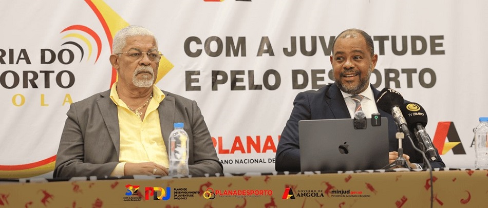 Secret&aacute;rio de Estado para os Desportos, Paulo Madeira (dir), anuncia o concurso p&uacute;blico para a cria&ccedil;&atilde;o da identidade visual do Pr&eacute;mio Nacional do Desporto