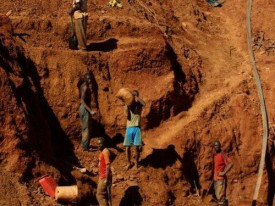 Explora&ccedil;&atilde;o ilegal de cr&oacute;mio exp&otilde;e crise social e de seguran&ccedil;a na &Aacute;frica do Sul - DR