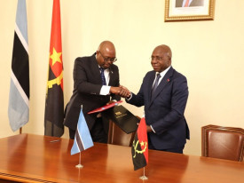 Ministros das Rela&ccedil;&otilde;es Exteriores de Angola, T&eacute;te Ant&oacute;nio, e das Rela&ccedil;&otilde;es Internacionais do Botswana, Phenyo Butale, assinaram, em Luanda, dois instrumentos jur&iacute;dicos - MIREX
