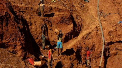 Explora&ccedil;&atilde;o ilegal de cr&oacute;mio exp&otilde;e crise social e de seguran&ccedil;a na &Aacute;frica do Sul