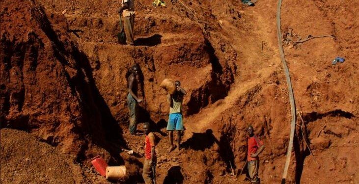Explora&ccedil;&atilde;o ilegal de cr&oacute;mio exp&otilde;e crise social e de seguran&ccedil;a na &Aacute;frica do Sul
