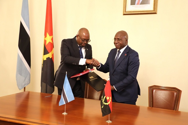 Ministros das Rela&ccedil;&otilde;es Exteriores de Angola, T&eacute;te Ant&oacute;nio, e das Rela&ccedil;&otilde;es Internacionais do Botswana, Phenyo Butale, assinaram, em Luanda, dois instrumentos jur&iacute;dicos