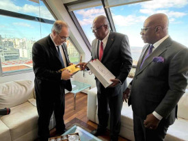 Ministro da Cultura (ao centro) em visita ao Uruguai  - DR