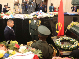 Presidente do Botswana homenageia Agostinho Neto  - Edi&ccedil;&otilde;es Novembro