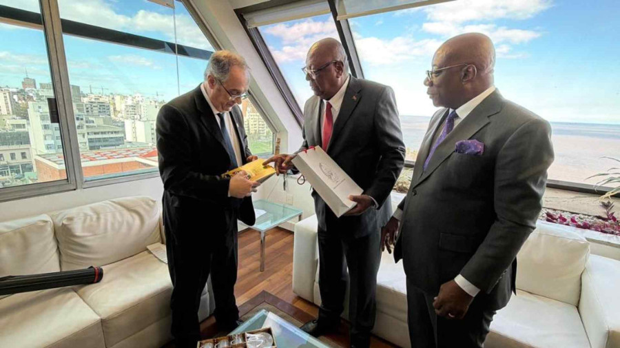 Ministro da Cultura (ao centro) em visita ao Uruguai 