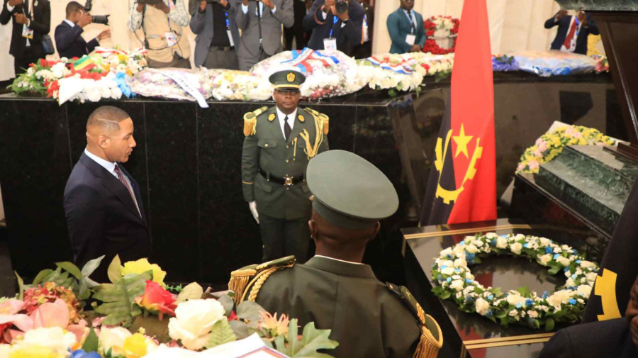 Presidente do Botswana homenageia Agostinho Neto 