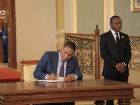 Presidente do Botswana, Duma Gideon Boko, assina Livro de Honra da Assembleia Nacional - Assembleia Nacional