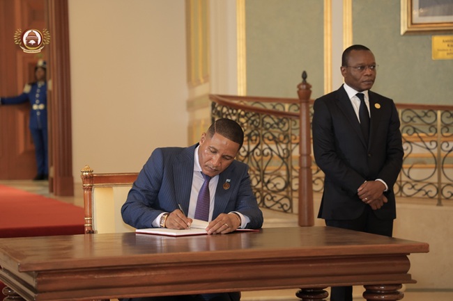 Presidente do Botswana, Duma Gideon Boko, assina Livro de Honra da Assembleia Nacional