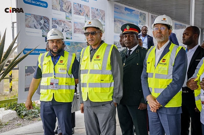 Presidente do Botswana, Duma Gideon Boko (centro), visitou as obras da futura Refinaria do Lobito