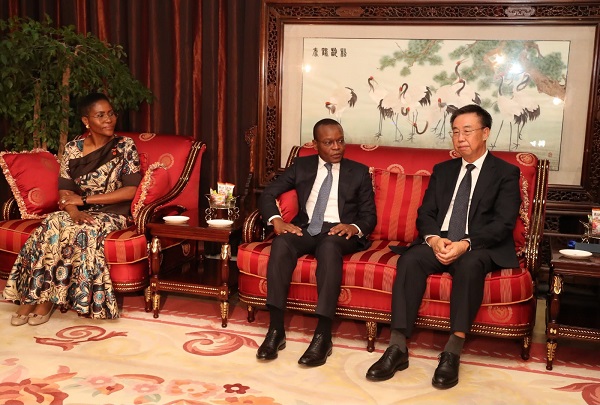 Presidente da Assembleia Nacional, Ad&atilde;o de Almeida, realiza visita oficial a China