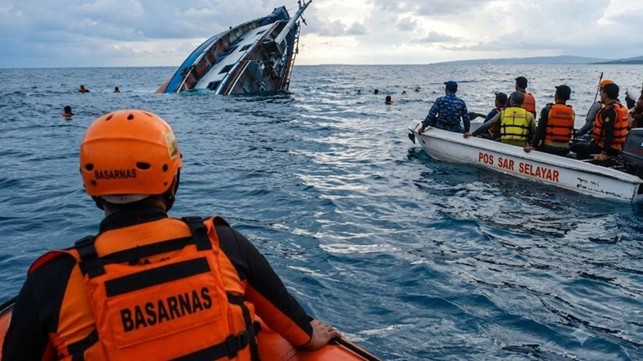 Naufr&aacute;gio de catamar&atilde; no Mar de Java deixa seis mortos e 129 desaparecidos