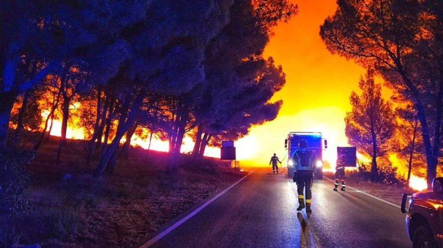 Inc&ecirc;ndio florestal obriga &agrave; retirada de cerca de 700 pessoas na ilha croata de Bra?