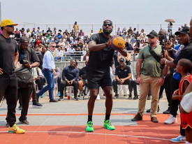 Estrelas da liga norte-americana de basquetebol, LeBron James, e do cinema, Will Smith, em Luanda (Angola) - Edi&ccedil;&otilde;es Novembro