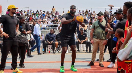 Estrelas da liga norte-americana de basquetebol, LeBron James, e do cinema, Will Smith, em Luanda (Angola)