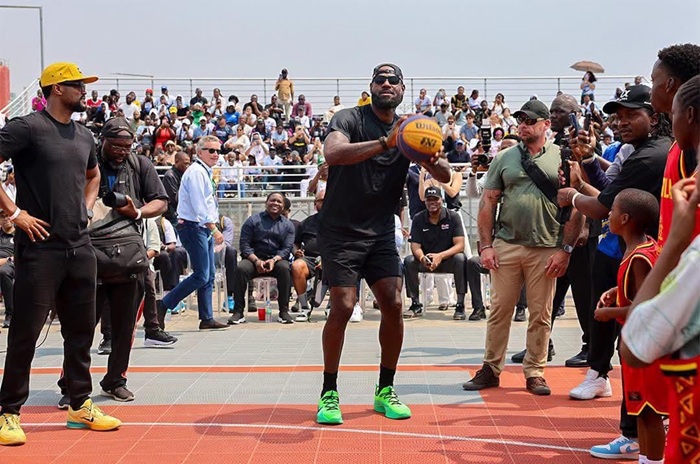 Estrelas da liga norte-americana de basquetebol, LeBron James, e do cinema, Will Smith, em Luanda (Angola)