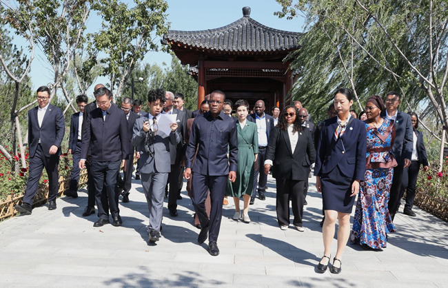 Presidente da Assembleia Nacional, Ad&atilde;o de Almeida, visitou Centro de Inova&ccedil;&atilde;o Tecnol&oacute;gica da Cidade Inteligente da China Mobile e o Parque do Rio Yannan